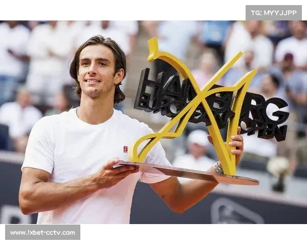 深圳大学队夺冠瞬间，覃予萱高举手臂庆祝生涯首冠