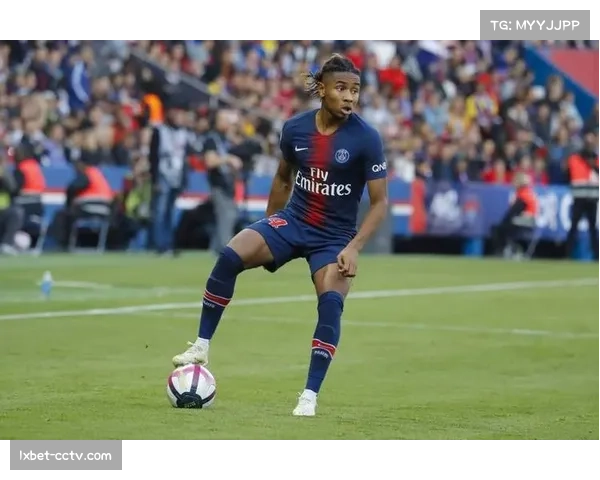 特写镜头:看台上,因伤赛季报销的恩昆库为老东家莱比锡的进球振臂高呼。 特写镜头:看台上,因伤赛季报销的恩昆库为老东家莱比锡的进球振臂高呼。